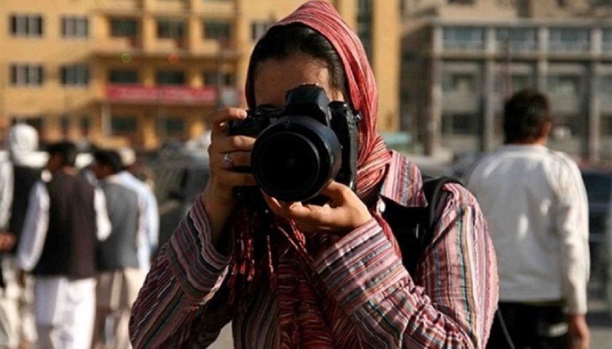خبرنگاران زن در استان ننگرهار: محدودیت‌های گروه طالبان آینده‌ی شغلی ما را به خطر انداخته‌است