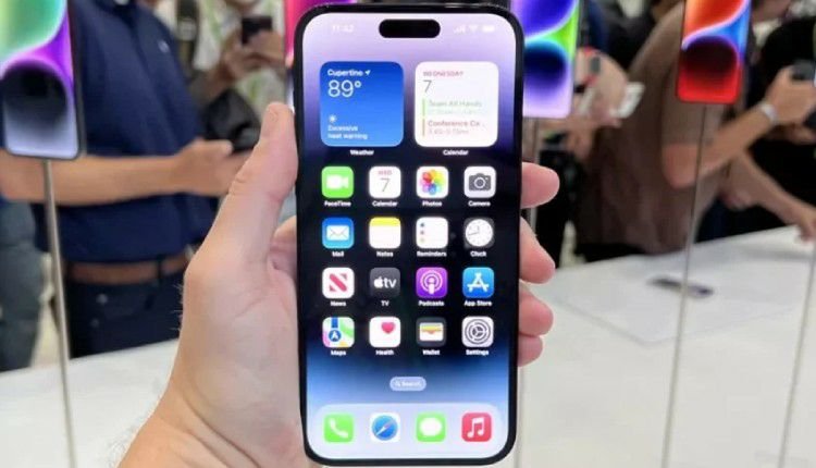 یک والدین هندی برای خرید آیفون ۱۴ نوزاد شان را فروختند