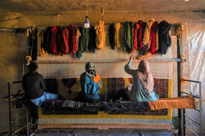 خانواده‌های قالین‌باف در بغلان از نبود بازار فروش شکایت دارند