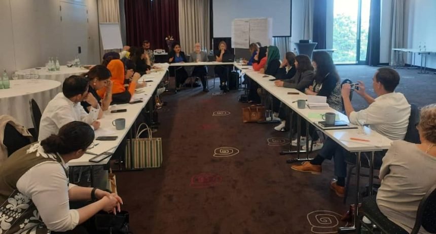 ریچارد بنت خواهان توضیح در باره ممنوعیت ورود زنان به بند امیر شد