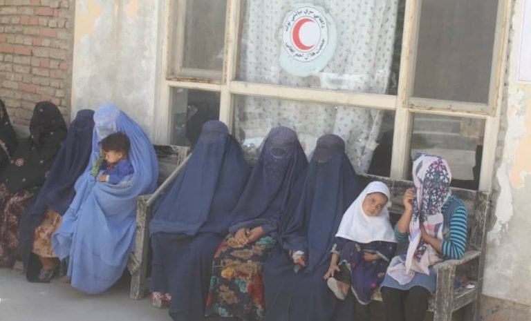 توزیع پول نقد برای خانواده‌‌های نیازمند از سوی جمعیت هلال‌احمر افغانستان در استان در غزنی