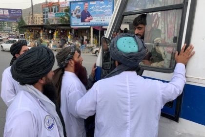 محتسبان امر به معروف و نهی از منکر گروه طالبان رانندگان موترهای استان کابل را از شنیدن موسیقی منع کردند