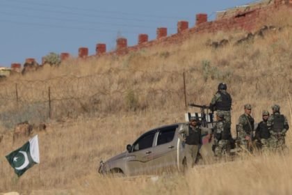 ارتش پاکستان از کشته‌شدن هشت شبه‌نظامی در یک حمله در مرز با افغانستان خبر داد