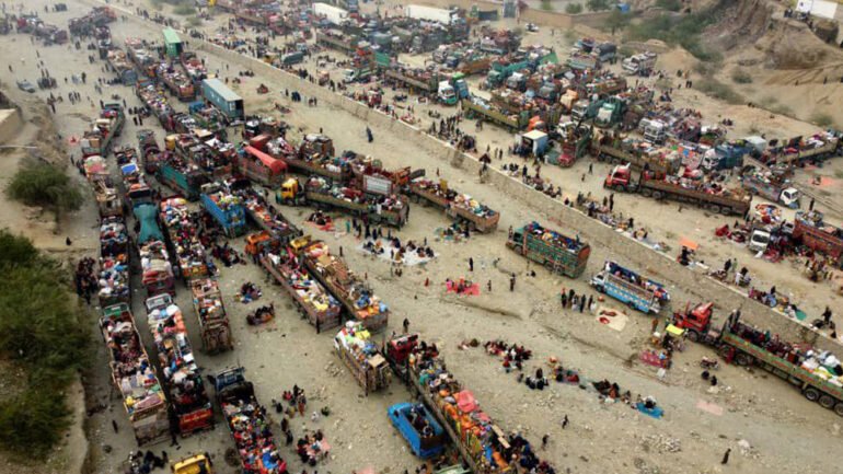 بیش‌ از ١٢٠ هزار مهاجر افغانستانی از پاکستان به کشور اخراج شدند