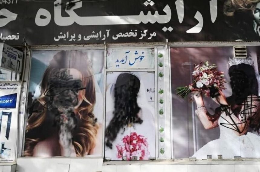 آرایشگران زن افغانستانی برای ادامهی کار به ایران مهاجر شدند