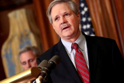 سناتور آمریکایی: پس از روی‌کار آمدن گروه طالبان در افغانستان گروه‌های تروریستی جسورتر شدند