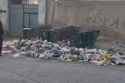 شکایت از افزایش زباله‌ها در کنار جاده‌های قندهار؛ شهرداری طالبان توجه نمی‌کند