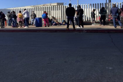 امریکا ۱۵۰۰ نیروی اضافی به مرز مکسیکو برای جلوگیری از ورود مهاجرین فرستاد