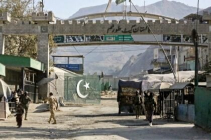 گذرگاه تورخم برای دومین روز متوالی به روی رفت‌وآمد باز نشد