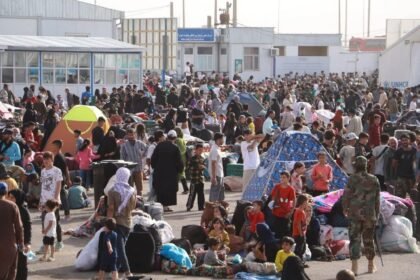 مقام ایرانی: روزانه ۲۵۰ بس حامل مهاجران افغانستانی به سوی مرز دوغارون در حرکت‌اند