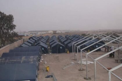 تجمع روز افزون مهاجران اخراج شده در مرزها؛ یک کمپ اسکان موقت در نیمروز برپا شد