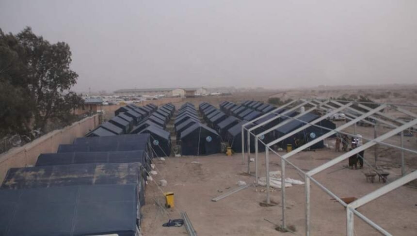 تجمع روز افزون مهاجران اخراج شده در مرزها؛ یک کمپ اسکان موقت در نیمروز برپا شد