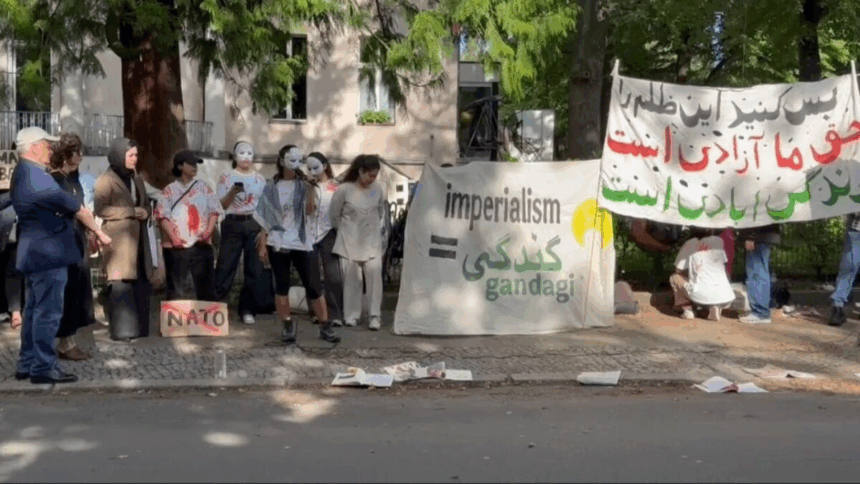 مهاجران افغانستانی دربرلین به پذیرش دیپلمات‌های طالبان اعتراض کردند