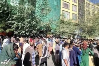 هزاران تن درصف ویزای کار قطر؛ اما نام‌ها از پیش تعیین شده‌اند