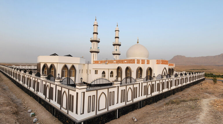 افتتاح مسجد ۳۵ میلیونی طالبان در حاشیه شاهراه مرگ