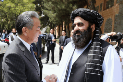 دیدار محرمانه وزیر خارجه چین با متقی، پیش از برگزاری نشست سه‌جانبه