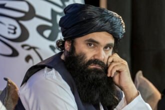 پس از درگیری‌های کامدیش؛ حقانی وعده تقویت امنیت نورستان را داد خبرگزاری راسک: سراج‌الدین حقانی، وزیر داخله گروه طالبان، در دیدار با اختر محمد مزمل، فرمانده پلیس این گروه در نورستان، وعده داده است که برای تقویت نیروهای امنیتی و بهبود وضعیت امنیتی این استان همکاری خواهد کرد. این دیدار در حالی انجام شده است که چند هفته پیش، نیروهای طالبان و جبهه آزادی افغانستان در شهرستان کامدیش نورستان درگیر شدند. هر دو طرف در آن زمان ادعا کردند که به نیروهای طرف مقابل تلفات وارد کرده‌اند. پس از این درگیری‌ها، اختر محمد مزمل خواستار اعزام نیروهای کمکی به نورستان شده بود. او گفته بود که برای شهرستان‌های هم‌مرز با پاکستان به سه واحد نیرو و برای سایر شهرستان‌های این استان به یک واحد نیروی کمکی نیاز است. فرمانده پلیس گروه طالبان در نورستان همچنین مدعی شده بود که صدها جوان افغانستانی‌ از سوی پاکستان برای انجام حملات به این استان منتقل شده‌اند. او جبهه آزادی و جبهه مقاومت ملی افغانستان را نیز به دست‌داشتن در این حملات متهم کرده بود؛ ادعاهایی که با روایت‌های متفاوت روبه‌رو شده‌اند. جبهه آزادی افغانستان پیش‌تر اعلام کرده بود که در جریان درگیری‌های نورستان و کنر، به نیروهای طالبان تلفات وارد کرده و شماری از پاسگاه‌های این گروه را تصرف کرده است. در مقابل، وزارت دفاع گروه طالبان نیز از کشته‌شدن و بازداشت ده‌ها مخالف این گروه خبر داده بود. دیدار حقانی با فرمانده پلیس طالبان در نورستان در شرایطی صورت می‌گیرد که این گروه با ادامه فعالیت گروه‌های مخالف طالبان و تنش‌های امنیتی در مناطق شرقی افغانستان روبه‌رو است.