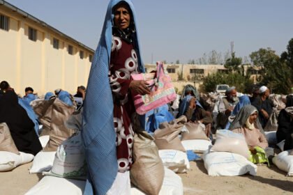 اوچا: محدودیت بر زنان امدادگر، کمک‌رسانی در افغانستان را مختل کرده است 
