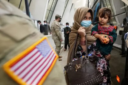 بلومبرگ: آمریکا در پی انتقال پناهجویان افغانستانی به پاکستان است 